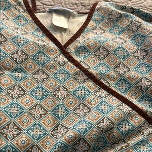 Geometric Patterned V-Neck scrub top